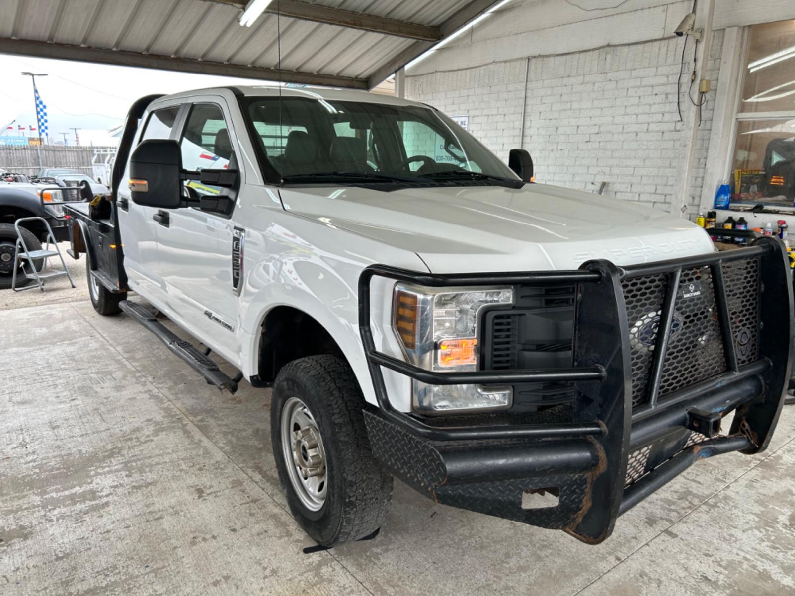 2018 White Ford F-250 SD King Ranch Crew Cab Long Bed 4WD (1FT7W2BT0JE) with an 6.7L V8 OHV 16V DIESEL engine, 6A transmission, located at 1687 Business 35 S, New Braunfels, TX, 78130, (830) 625-7159, 29.655487, -98.051491 - Photo #1